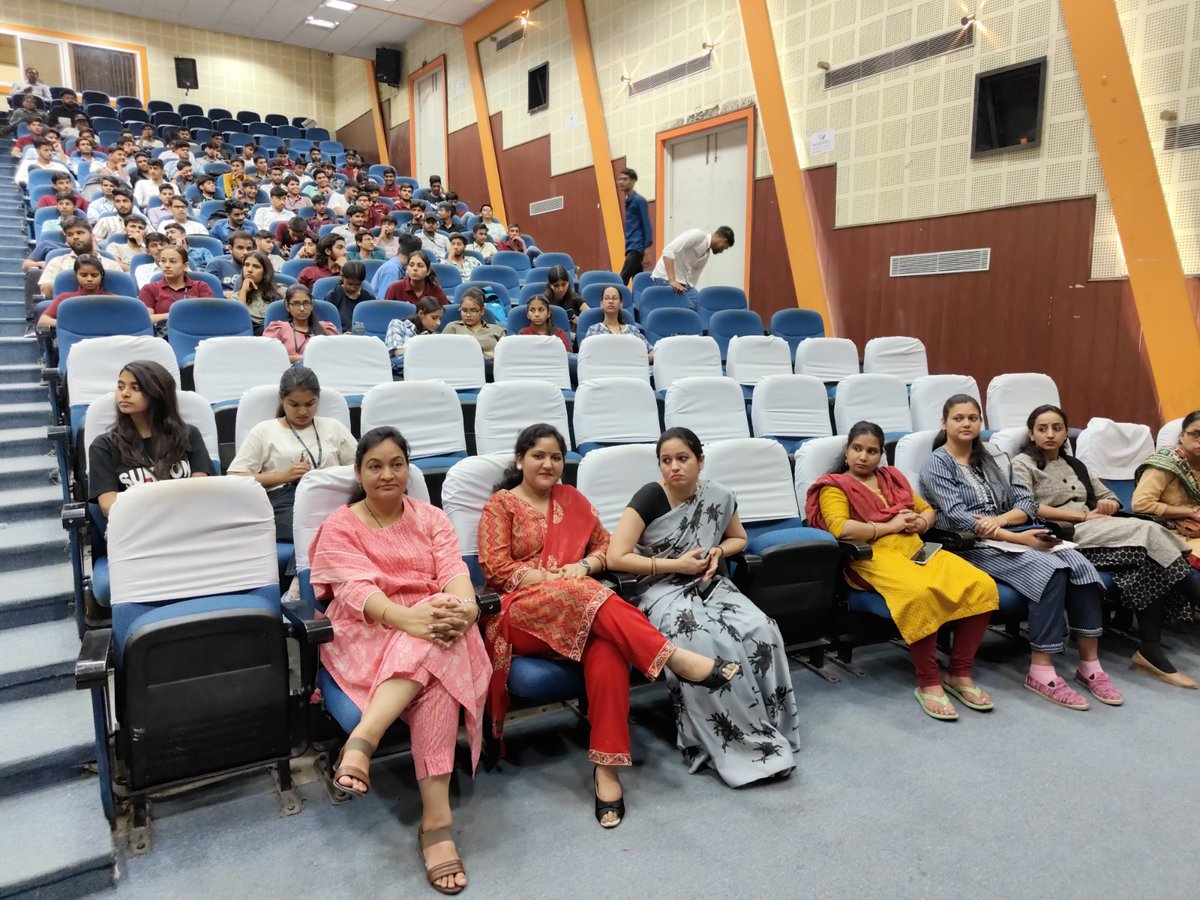 @StpiJpr organized outreach program #CHUNAUTI9.0 & Internship program in Data Science being carried out by @SabudhF in association with @stpiindia at @CIITMJaipur. Students &Faculty were briefed about benefits of #NGIS & Internship Program @arvindtw @DeveshTyagii @er_ashokg