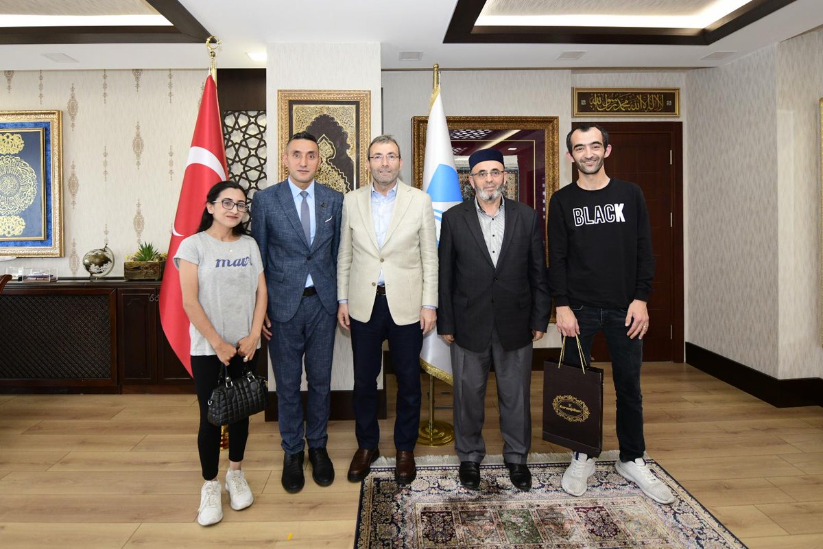 Sülüntepe Mahallesi Muhtarımız Mahmut Dırmıkçı'yı ve beraberindeki heyeti belediyemizde ağırladık. Ziyaretleri için teşekkür ederim.