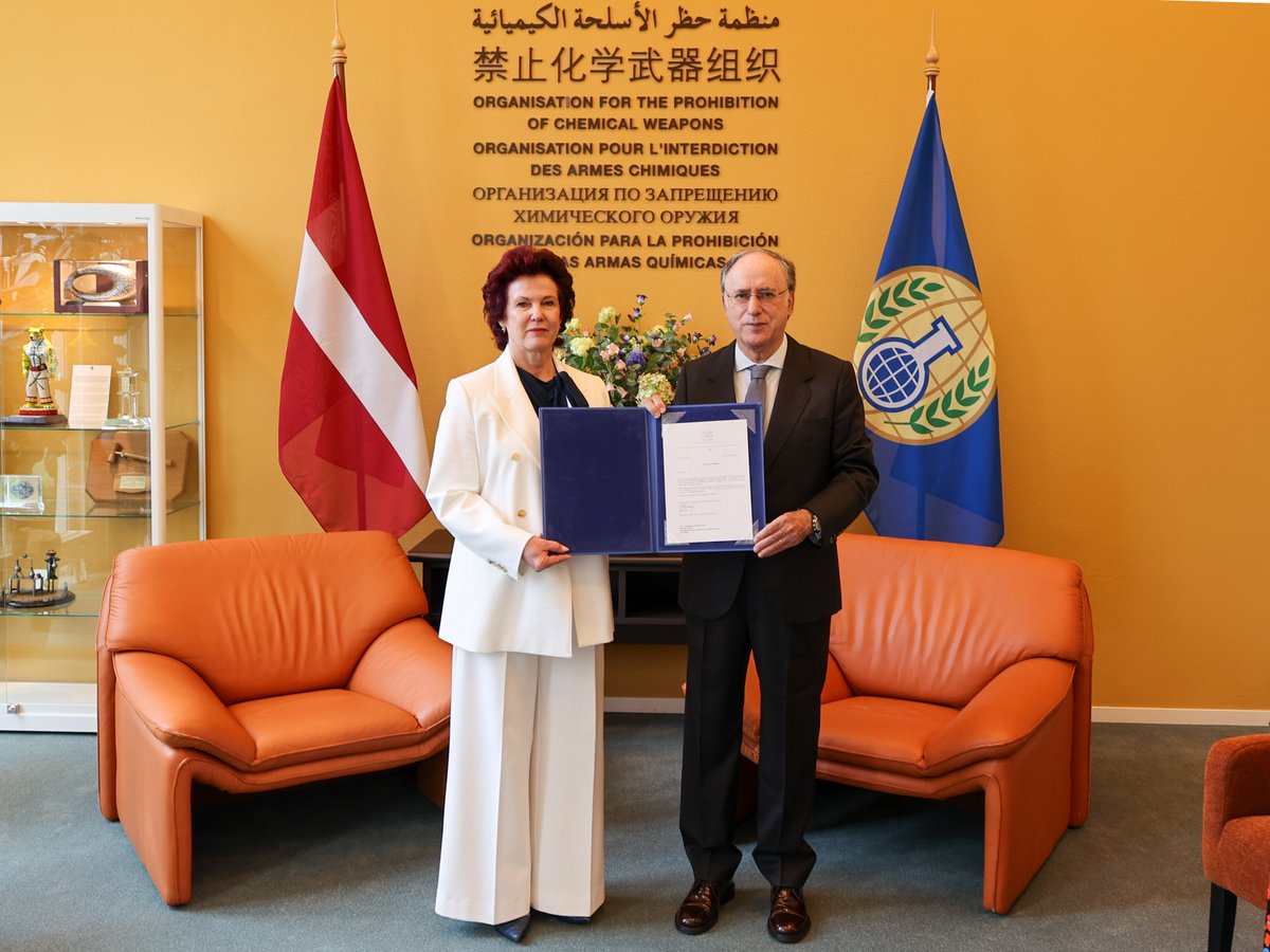 Latvian Ambassador to the Netherlands Solvita Āboltiņa submits a letter of credence to the Director-General of the Organisation for the Prohibition of Chemical Weapons (@OPCW) Fernando Arias. ➡️ mfa.gov.lv/en/article/lat…