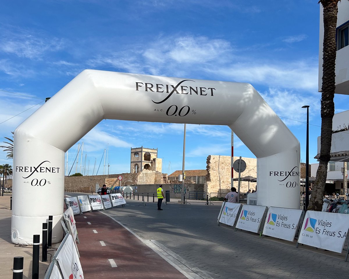 Celebrem la col·laboració de @Freixenet en la mitja Marató de Formentera! 🏝 Els participants van recórrer de punta a punta aquesta illa paradisíaca i van brindar amb els nostres Caves en travessar la meta. 🥂