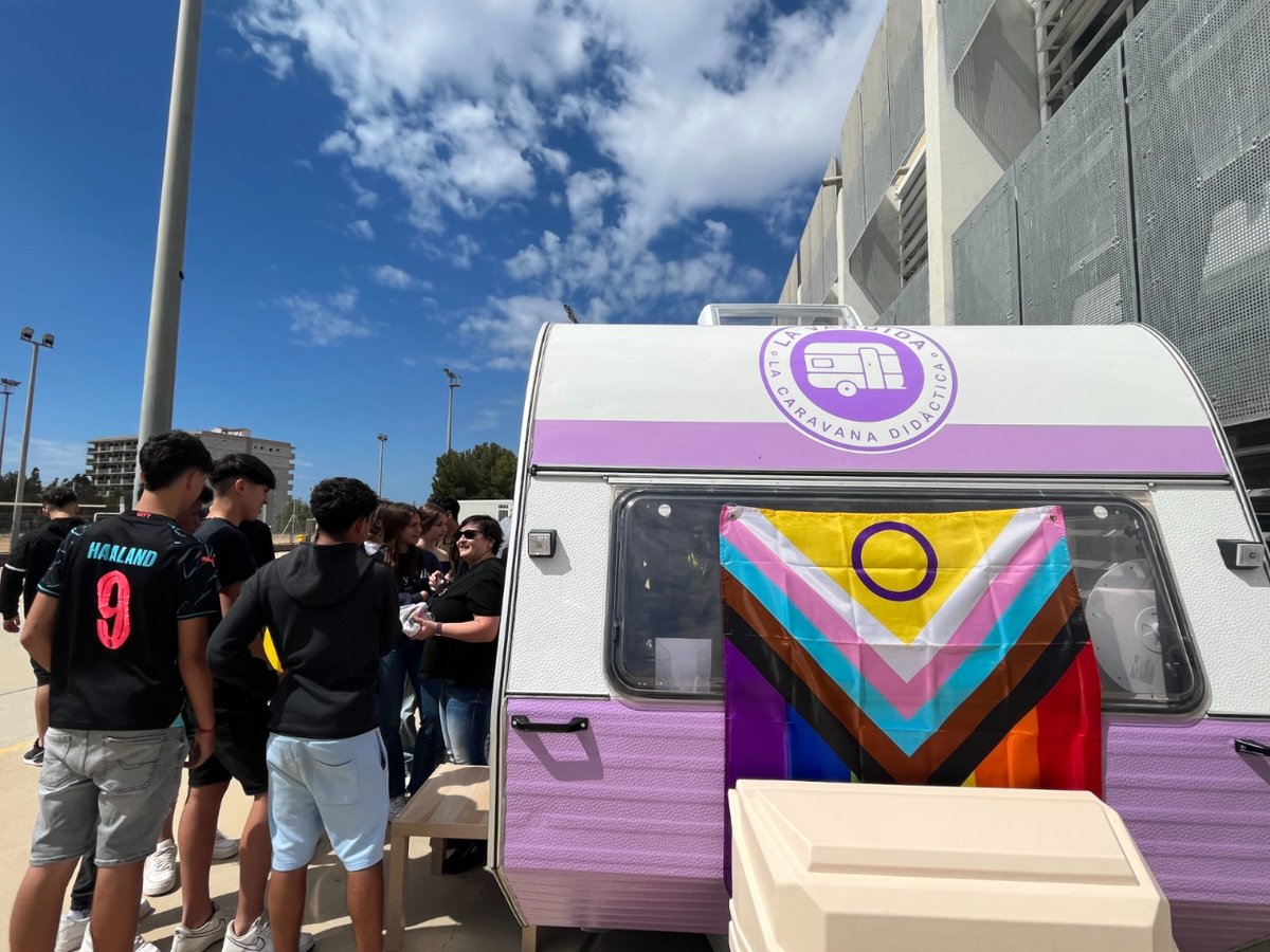 ajuntament_vh's tweet photo. 🌈 Amb motiu del Dia Internacional contra la LGBTIfòbia, que se celebra avui divendres 17 de maig, la Regidoria d’Igualtat ha instal·lat al pati de l’Institut Berenguer d’Entença de l’Hospitalet de l’Infant la “Vandida”, una caravana didàctica. https://t.co/eJgzz4Szm7