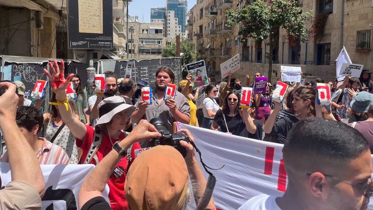 Now: Activists protesting in Jerusalem against the blocking and burning of aid headed to Gaza. The far right, the army, and the police are all responsible for this inhumanity. Photo: @FreeJerusalem1