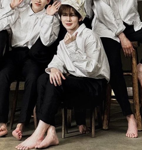 yeosang inventing the first use of the thumbs up gesture in 1917
