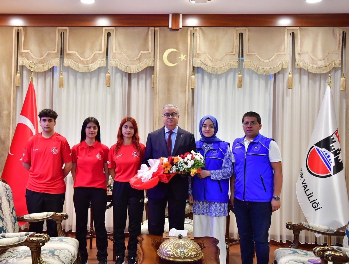 Valimiz Sayın Ali İhsan Su, 15-21 Mayıs Gençlik Haftası münasebetiyle Gençlik ve Spor İl Müdürü Nüammer Uslu, beraberindeki sporcu ve gençleri makamında kabul etti. @aliihsansu_ #Diyarbakır