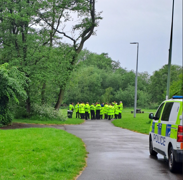 CadetsWMP's tweet photo. #OPSCEPTRE ๐จThank you to PS Stopher-Murray & our fabulous PC R. Syed & A. Evans for their incredible #LifeOrKnife input & enabling the #1SH @CadetsWMP to complete a weapon sweep despite the rain @SolihullPolice @SmithswoodWMP @ChelmsleyWMP in Meriden Park @NationalVPC ๐๐ฎโโ๏ธ๐๐ฎโโ๏ธ๐จ https://t.co/n7QrTs7hjA