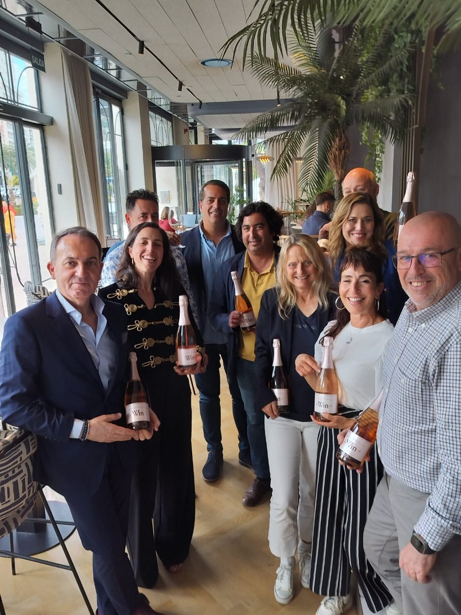 Hace unos días llevamos a cabo un evento en Málaga, donde Beatriz Moro dio dar a conocer nuestros vinos WIN sin alcohol a diversos periodistas y hosteleros de la zona, con el fin de satisfacer las necesidades de los consumidores modernos que buscan alternativas sin alcohol. 🍷