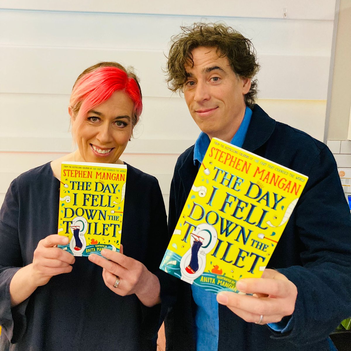 Join @StephenMangan and Anita Mangan @Neeneelou at @hayfestival for a must-see family show Sat 25 May @ 4pm ⭐️Funny stories ⭐️Hilarious games ⭐️Drawalong ⭐️Book signing ⭐️Perfect for 7 to 107 #TheDayIFellDownTheToilet Book this w/e for NO BOOKING FEE! hayfestival.com/p-21473-stephe…