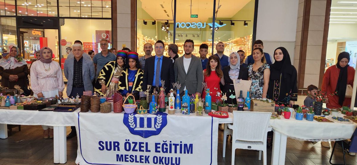 İlçe Milli Eğitim Müdürümüz Demir Ernez,Sur Özel Eğitim Meslek Okulunun El Sanatları ve Tarım Ürünleri Sergisine katılım sağladı… @tcmeb @Yusuf__Tekin @aliihsansu_ @asimsolak @Murat4Kucukali @Diyarbakirmem