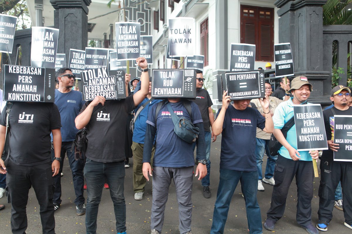 Jurnalis Malang Raya (AJI, IJTI  PWI, PFI) pada Jumat (18/5) berunjukrasa menolak RUU Penyiaran yang mengancam kebebasan pers
#TolakRUUPenyiaran
#JurnalisTolakRUUPenyiaran
 #AJITolakRUUPenyiaran 
#RUUPenyiaranBungkamPers 
 #TolakRUUPenyiaran 
#JanganBungkamPers

<a href="/AJIIndonesia/">AJI Indonesia</a>