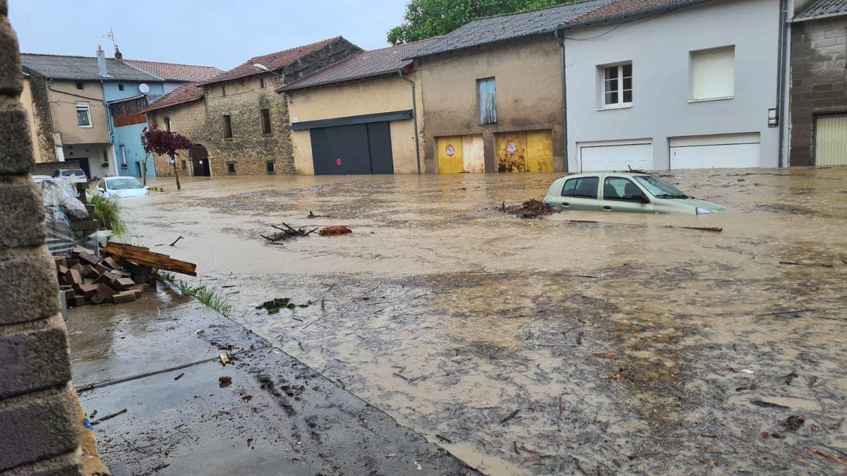 🔴 Situation extrêmement difficile en #Moselle en raison de précipitations abondantes et continues. De nombreux cours d’eau sont en #crue. Le département passe en #VigilanceRouge #pluie… Grande prudence dans l’extrême nord-est ! #inondation (image de Bouzonville) #gouttefroide