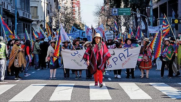 Can the green energy transition align with the human rights of Indigenous peoples and local communities? 

🌿🌍 This insightful piece from <a href="/Rural21Journal/">Rural21-The International Journal</a>  explores these pressing concerns. 

#JustTransition #IndigenousRights 

👇🏾 Read more
rural21.com/english/a-clos…