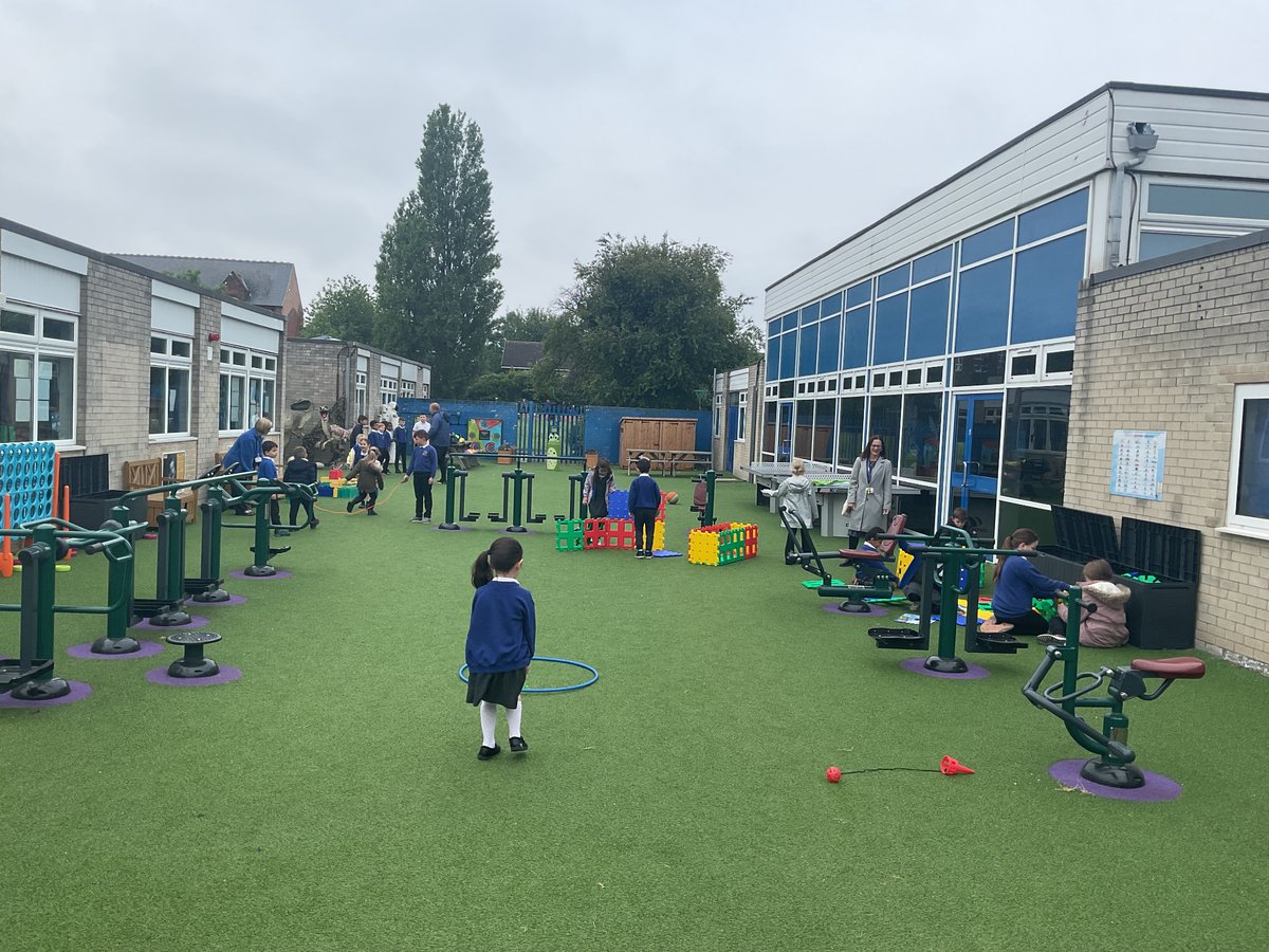 Our Breakfast Club moved outdoors to make way for the Y6 breakfast. Thank you 🙏 @CNicholson_Edu