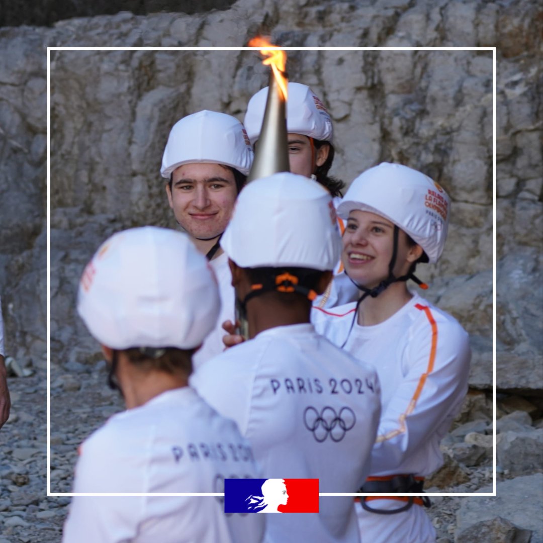 👏Bravo à Jeanne, sportive de haut niveau de la classe Pierre de Coubertin – Alice Milliat au Lycée Parc de Vilgénis à Massy (91) qui a eu l’honneur de porter la flamme olympique à @Sisteron ! #sport #escalade #generation2024