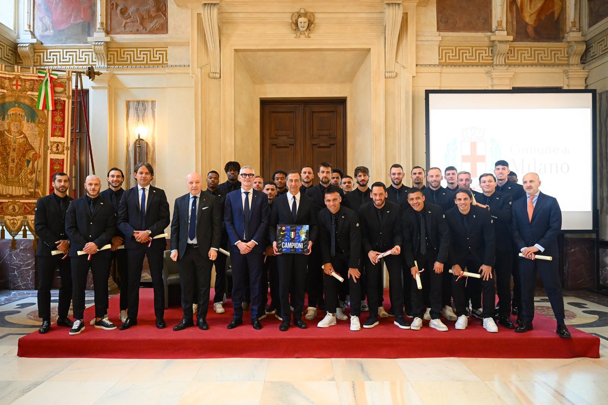 Ambrogino D’Oro to the team and Top Management for the Scudetto win🎖️ Thanks to @ComuneMI for this important acknowledgement 👏 #ForzaInter #IM2Stars