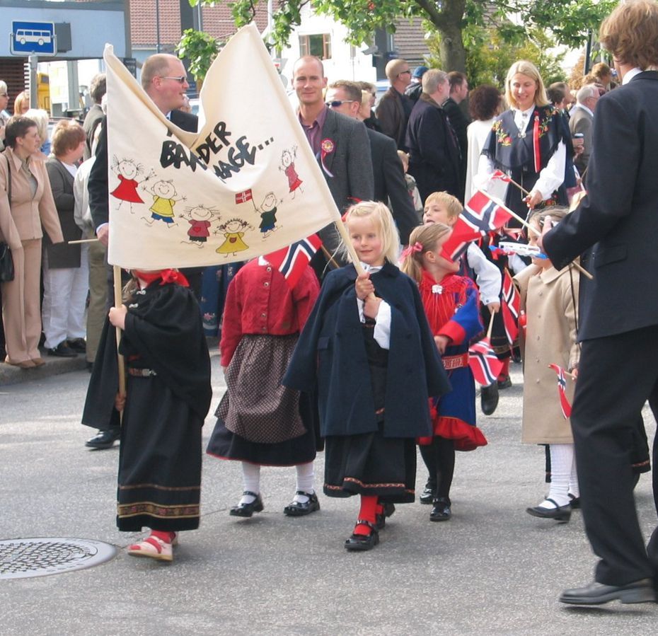 Chaque 17 mai, la Norvège célèbre sa fête nationale.
Ce jour marque l’adoption de la Constitution de la Norvège et l'indépendance du pays par rapport au Danemark le 17 mai 1814. #CeJourlà