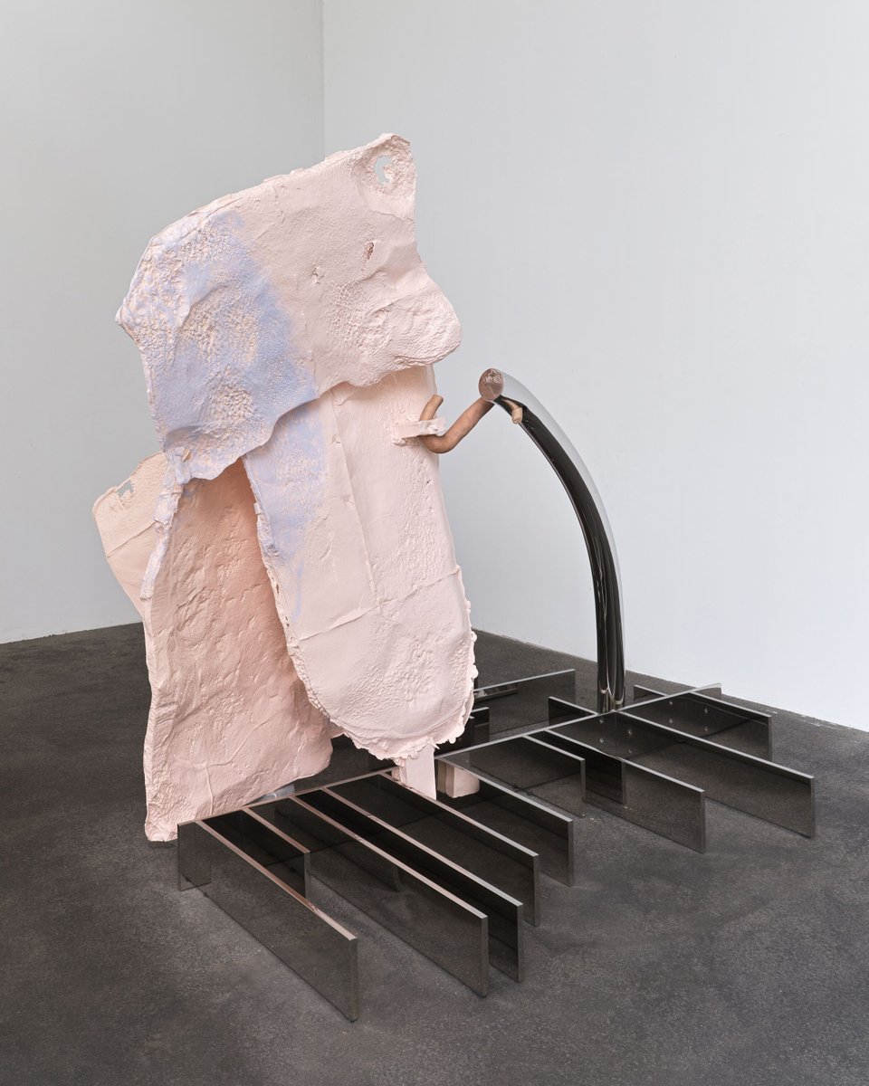 🔜 Next month, #NairyBaghramian will open a solo exhibition at our📍Zurich, Limmatstrasse gallery Baghramian will present eight new sculptures entitled ‘Modèle vivant (Se ployant)’ 📆 Join us for the opening reception on Saturday 8 June, 6 – 8 pm hw.visitlink.me/0cR53w