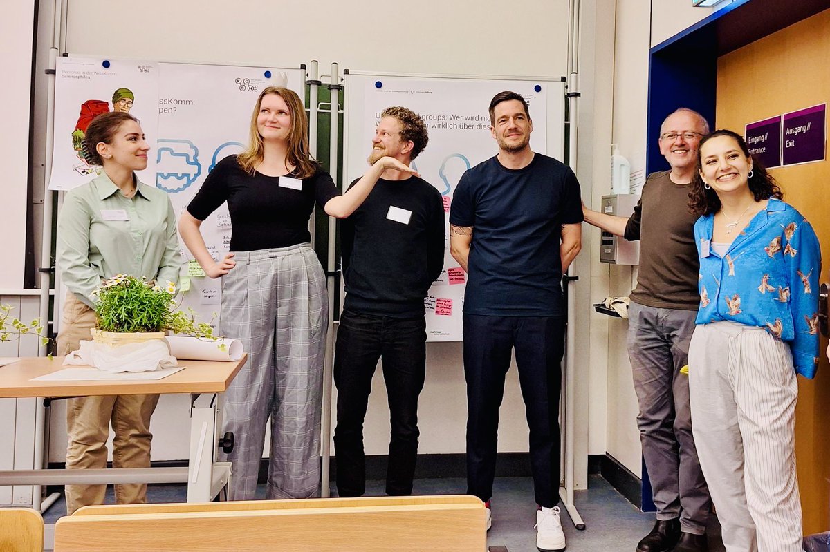 „My Date with a Scientist“: Unser SciCom Pitch hat den kleinen (Spaß-)Wettbewerb beim Netzwerktreffen der Forschungszentren für Science Communication Research in Kiel gewonnen ✌️