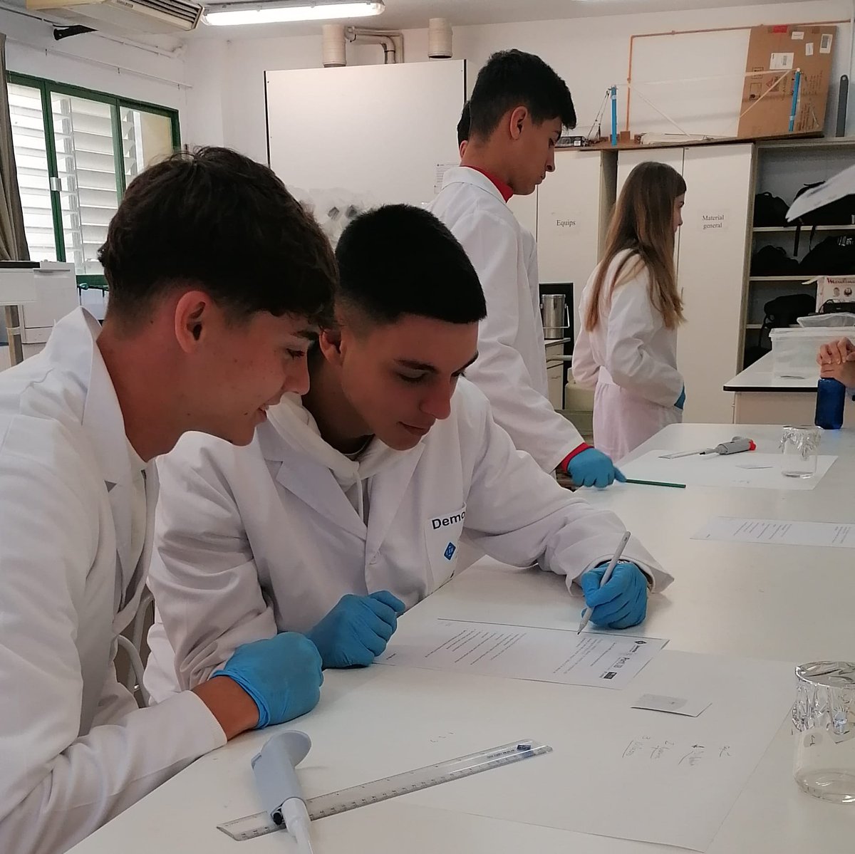 🧫🔬🌍L'alumnat de 1r de Batxillerat de l'IES Son Rullan ha visitat el campus de la @UIBuniversitat per dur a terme la pràctica del #DemolabUIB del Grau de Biologia 'Els cianobacteris i el seu paper en el medi ambient'. 📌seras.uib.cat/demolab_demote… #seràsUIB