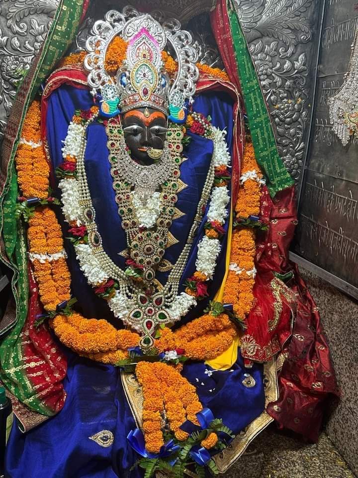 माँ शारदा शक्तिपीठ मैहर सतना मध्यप्रदेश
त्रिकूट पर्वत पर विराजमान आदिशक्ति विद्या और बुद्धि की देवी माँ 'शारदा भवानी' जी का प्रात: कालीन भव्य श्रृंगार दर्शन 🔱वैशाख, शुक्ल पक्ष, तिथि नवमी, संवत् 2081 (शुक्रवार) 17 मई 2024🔱
   🌺🙏 जय माँ 'शारदा भवानी' जी 🙏🌺