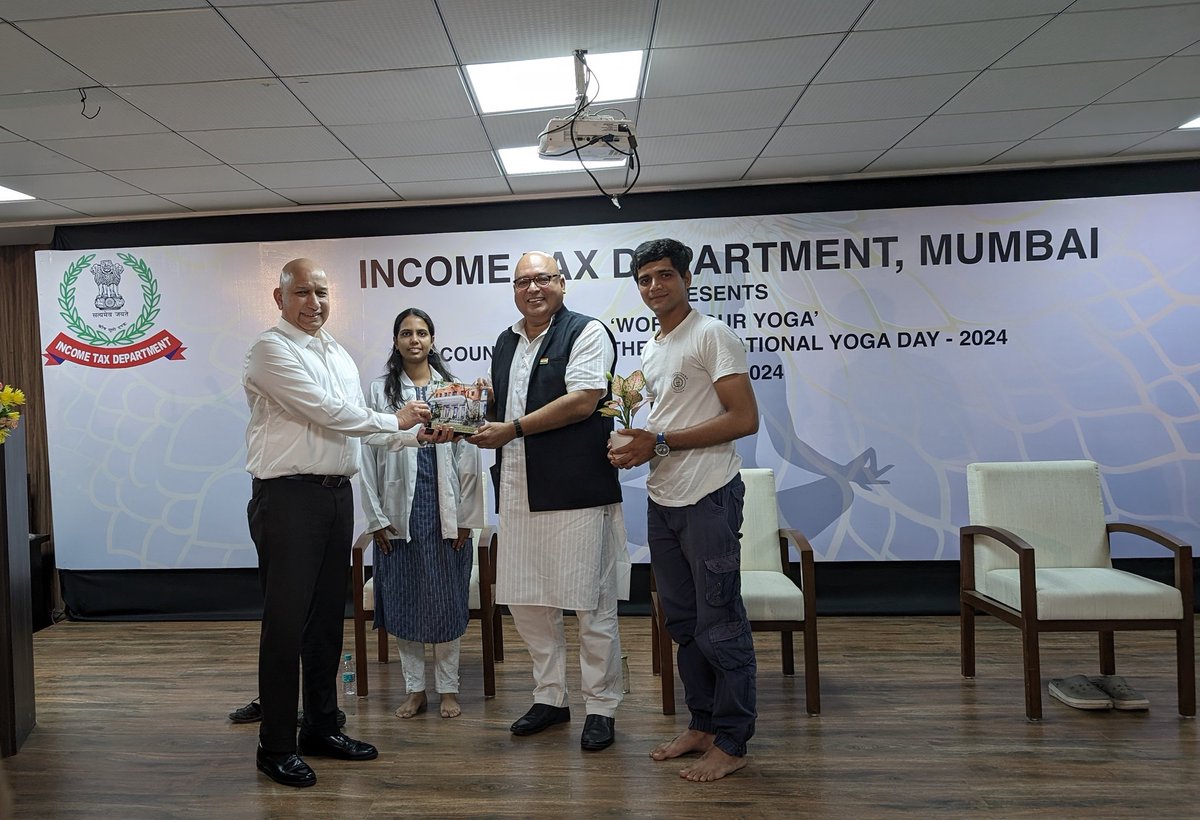 Led by Shri Yeshwant Chavan, Pr CCIT, Mumbai, officers&officials of Income Tax Department did work hour lunch yoga. Shri Ravi Dixit from, @kdhamyoga guided the session.