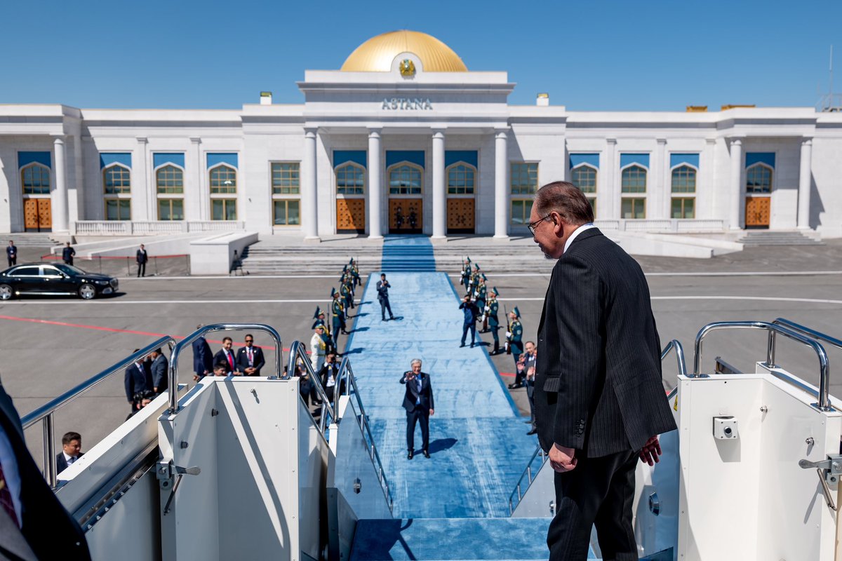 Mengakhiri lawatan rasmi di Astana, Kazakhstan.

Terima kasih atas layanan yang cukup baik kepada saya dan delegasi Malaysia.

Sebelum menaiki pesawat saya sempat ucap selamat hari lahir kepada Presiden Tokayev.

Semoga hubungan kedua-dua negara ini akan terus diperhebat demi