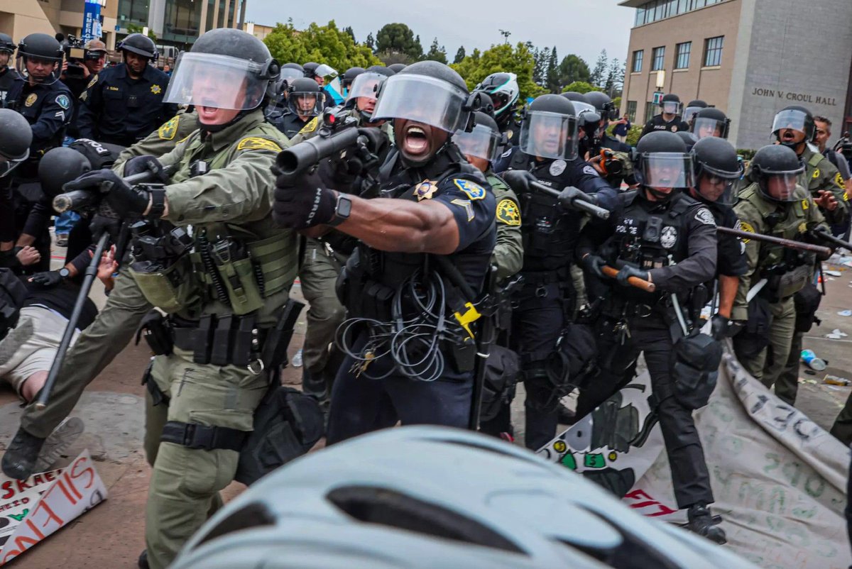 US police attacking peaceful pro-Palestine students in UC Irvine (California) yesterday. 
😼 #ACAB 

Imagine doing this to your own children for the sake of  another 'country'. 

#Occupy4Gaza