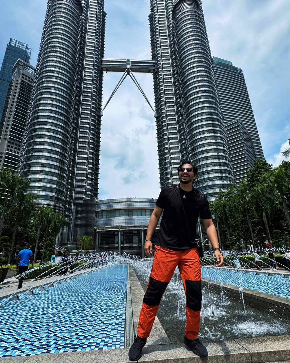 Find Your Vibe & Find Who You Are ✨️ 
#malaysia #kualalumpur #twintowers #petronastowers
.

#branding #marketing #adlife #storebranding #meyonnotes #mastermarketer  #fahadmeyon #brandingidentity #brandingideas #brandbuilding #model  #advertisement #adagency #shooting #acting