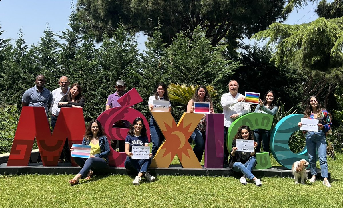 En conmemoración del Día Internacional contra la #Homofobia, la #Transfobia y la #Bifobia, 🇲🇽 expresa su solidaridad con las víctimas de discriminación y violencia por orientación sexual e identidad de género.
Las Embajadas de 🇲🇽 son una #zonasegura. 

#17DeMayo 
#IDAHBT 

🏳️‍🌈🏳️‍⚧️