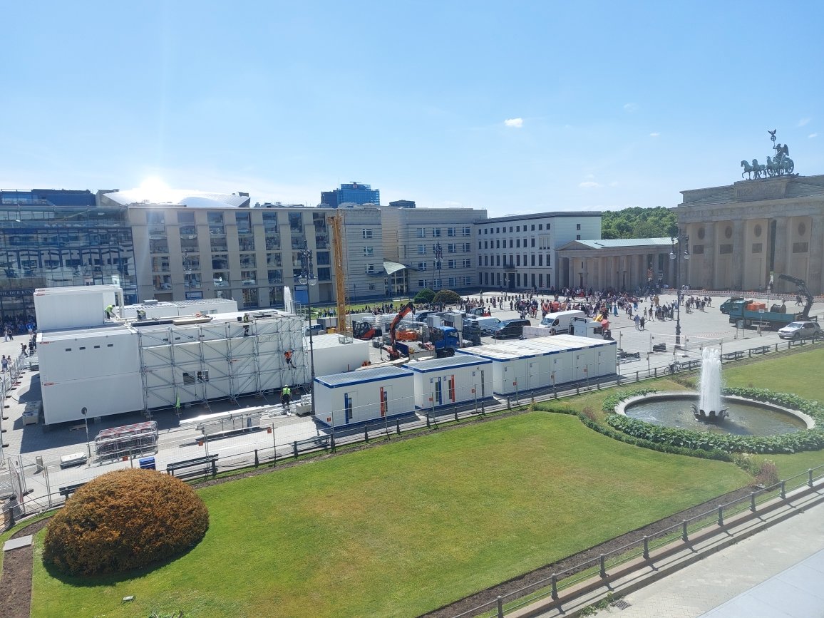 #PariserPlatz im Bau zur Vorbereitung der Fußball-Europameisterschaft. Hier gesehen von der @FranzBotschaft @EURO2024 @EURO2024DE @EURO2024FRA