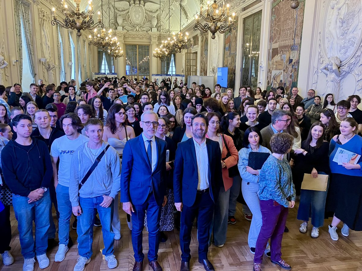 Un véritable plaisir de remettre ce soir les cartes électorales à plus de 200 nouveaux jeunes électeurs de #Reims ! Un moment fort et symbolique auprès d’une jeunesse engagée et citoyenne 🇫🇷 🇪🇺.