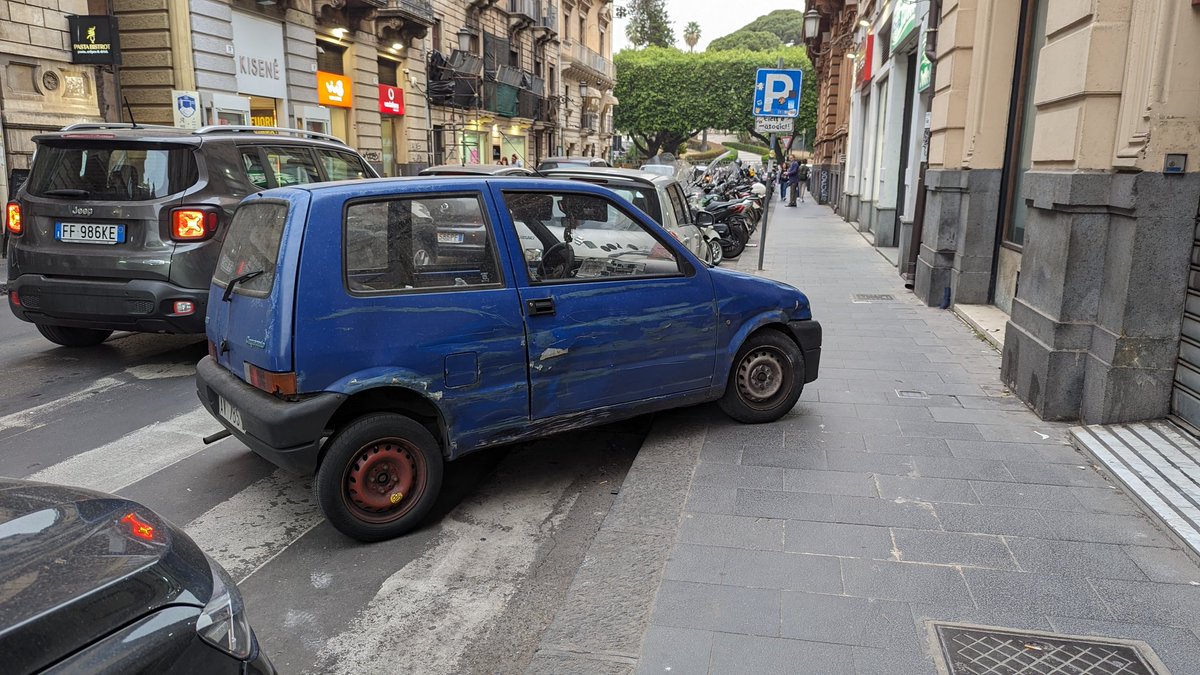 How to park a car Sicilian style. The Man Don't Give A Fuck!