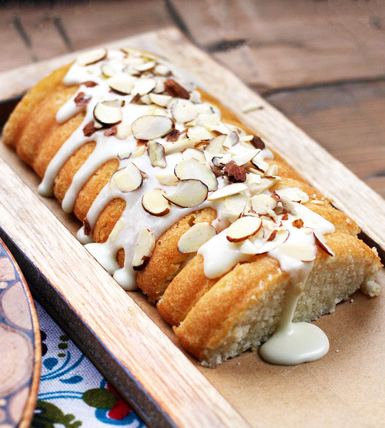 CheapRecipeBlog's tweet image. It&apos;s #SyttendeMai - Celebrate with a traditional Norwegian recipe like this almond cake: cheaprecipeblog.com/2018/10/norweg…