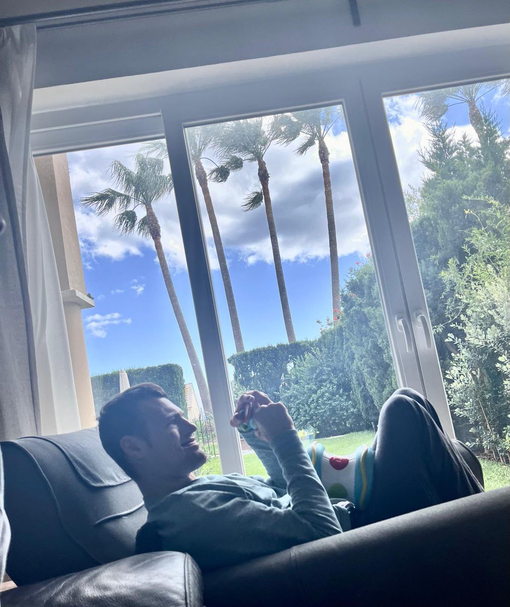 TeamSean24_Gib's tweet image. Hi 🌍 It’s the w/end, so it’s 🕰️ with the family. 🤞 I also get extra 🕰️ in 🛌 😴 &amp;amp; I’ll 👀 the bald1 do some gardening 🌻 I hope everyone has a ❤️ w/end ☀️ &amp;amp; remember (especially today 🟢) there’s only 1 direction on our journey &amp;amp; its  #ForwardAlwaysForward #MentalHealthMatters