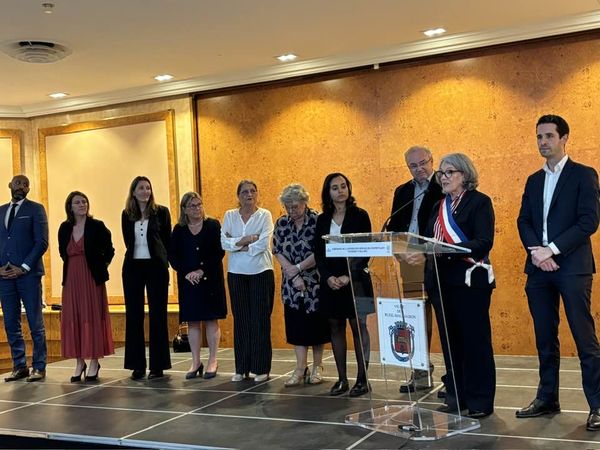 Les élus ont eu l'honneur de remettre la #médaille du #travail à plusieurs agents. Félicitations aux récipiendaires pour leur engagement au service de la collectivité.