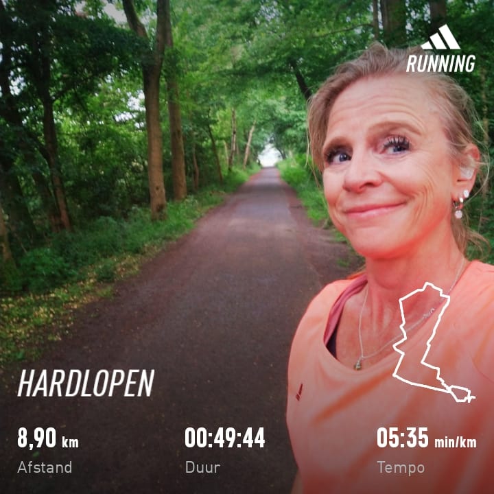 Laars die een steentje weg schopt gelopen. Precies tijdens die ene bui. #timing 😅 #running #hardlopen #vrijdag