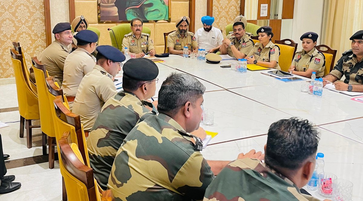 🚨 Ensuring Free, Fair, and Peaceful #LokSabhaElections2024 🚨 Today, Spl DGP Law & Order held a Range-level meetings with @LudhianaRange, @FaridkotRange & @FerozepurRange IGP/DIG, SSPs of concerned Ranges and paramilitary officers to review security arrangements. Officers have