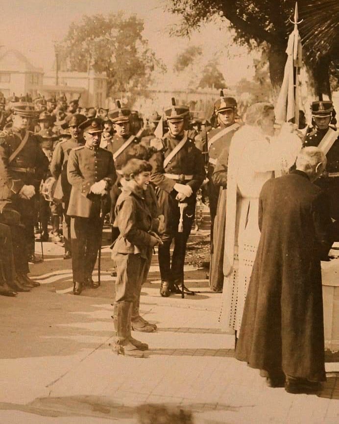 Misa de campaña en la Plaza de Armas del histórico Cuartel de Palermo. Década 1920

#ArchivoRgc #Granaderos #Granadero #HerederosDelLibertador #UnRegimientoConHistoria #SomosHistoriaViva instagram.com/p/C7E3v24ujCC/…