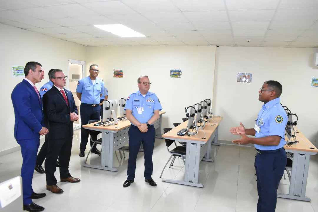 VISITA COOPERACIÓN 🇺🇲🤝🏼🇩🇴

Director General del CESAC recibe visita de cooperación del agregado del Caribe de la Homeland Security Investigations de EE.UU. 

Amplia visitando nuestra página web 
(Link en la biografía 👆)

#CooperaciónInternacional #SeguridadAeroportuaria #CESAC