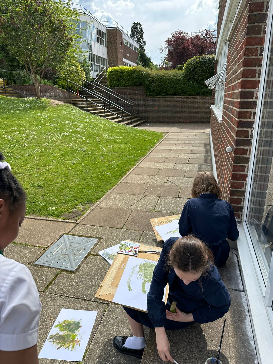 Not all classrooms have four walls, Year 8 enjoying their landscape painting project outside today inspired by artist @LewisNobleArt #AbstractArt #MarkMaking #Painting @croydonhighart @CroydonHigh @Artsmarkaward #AspireWithoutLimits 🌳🖌️