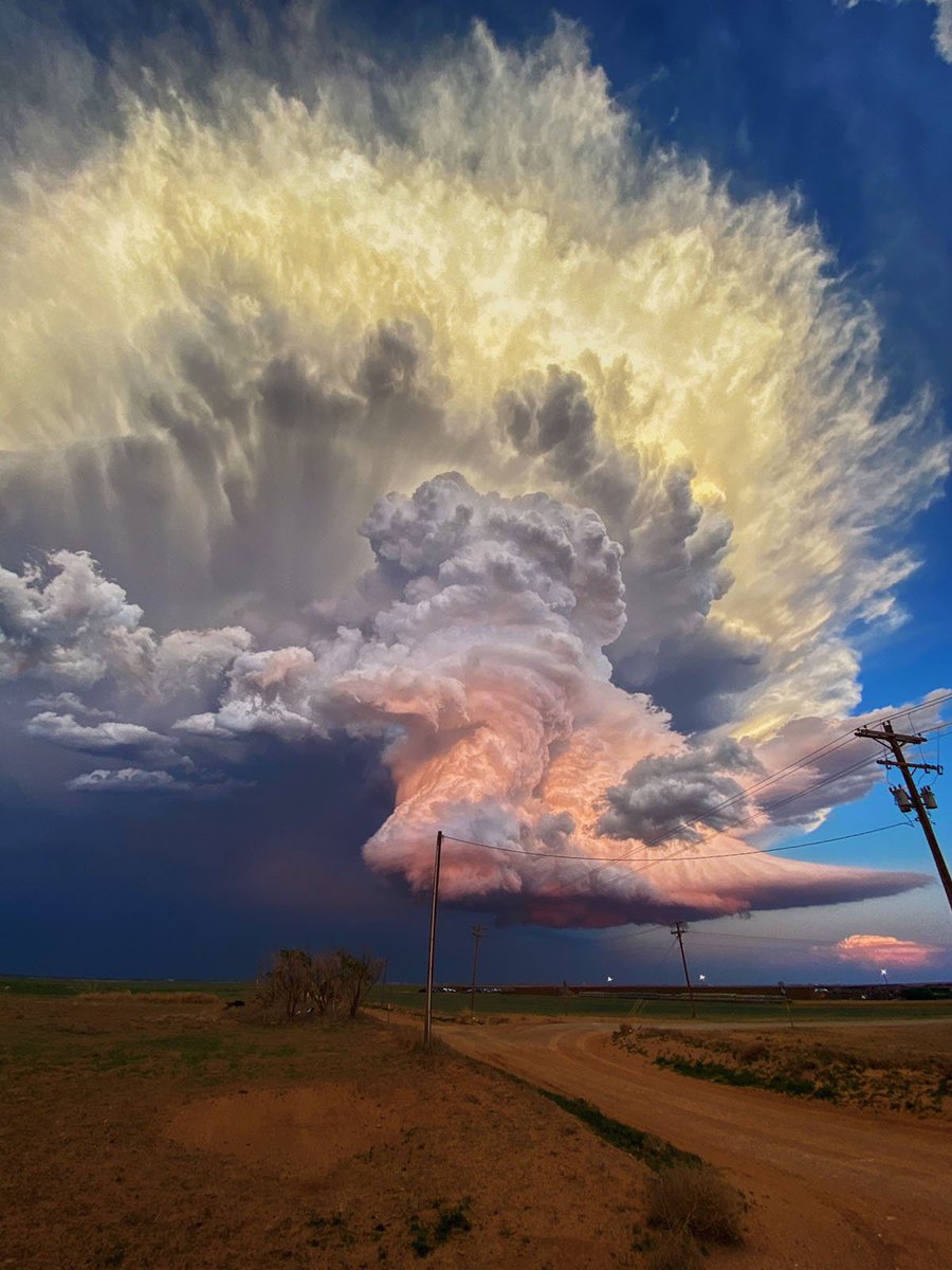 Prise le 17 mai 2021 dans l'ouest du Texas par la chasseuse de tempête Laura Rowe. Un cliché fantastique d'un orage qui approche, illuminé à différentes altitudes par le soleil couchant. Une photo qui a changé sa vie. laurarowe.smugmug.com #NiceRendezVous #Nice #Nice06