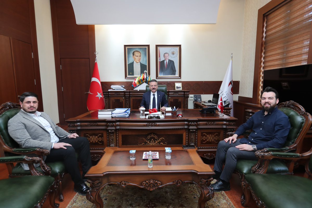 Eskişehirspor Kulübü Başkanı Erkan Koca ve Eskişehirspor Kulübü Avukatı Musab Tayyib Altınkaynak Valimiz Sayın Hüseyin Aksoy'u ziyaret etti. @ValiAKSOY @Eskisehirspor #eskişehir