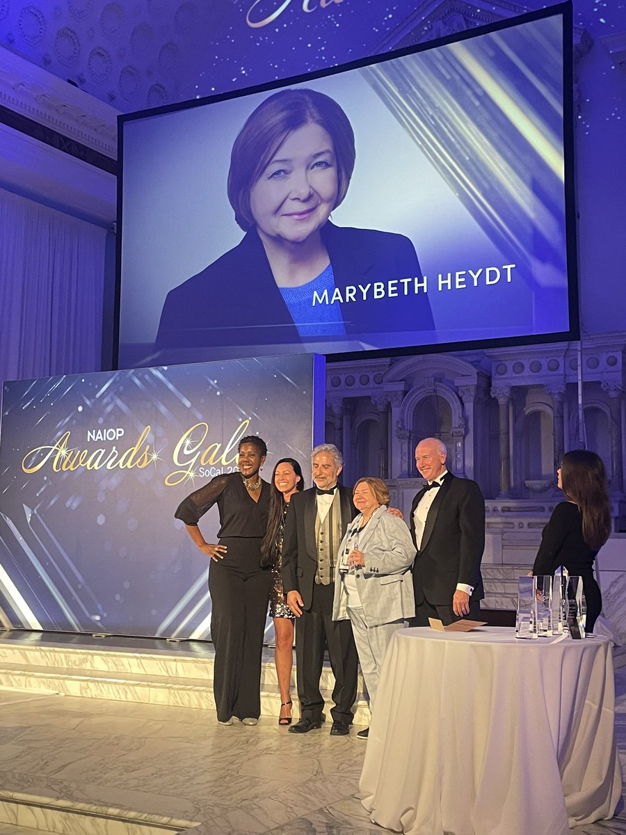 Big congratulations to our very own MaryBeth Heydt for winning CRE Woman of the Year and doing us all proud at @HuschBlackwell.
#CRE #CRELosAngeles #RealEstateLaw