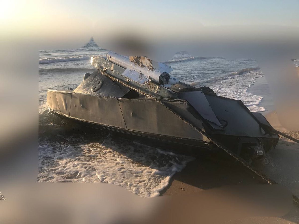 Uno de los barcos ucranianos🇺🇦 no tripulados dañados apareció en la costa de Crimea🇷🇺 y resultó estar nuevamente equipado con un misil aire-aire R-73.

La tarea de estos BEC es contrarrestar la aviación naval rusa de la Flota del Mar Negro, que ha asumido el papel principal en la