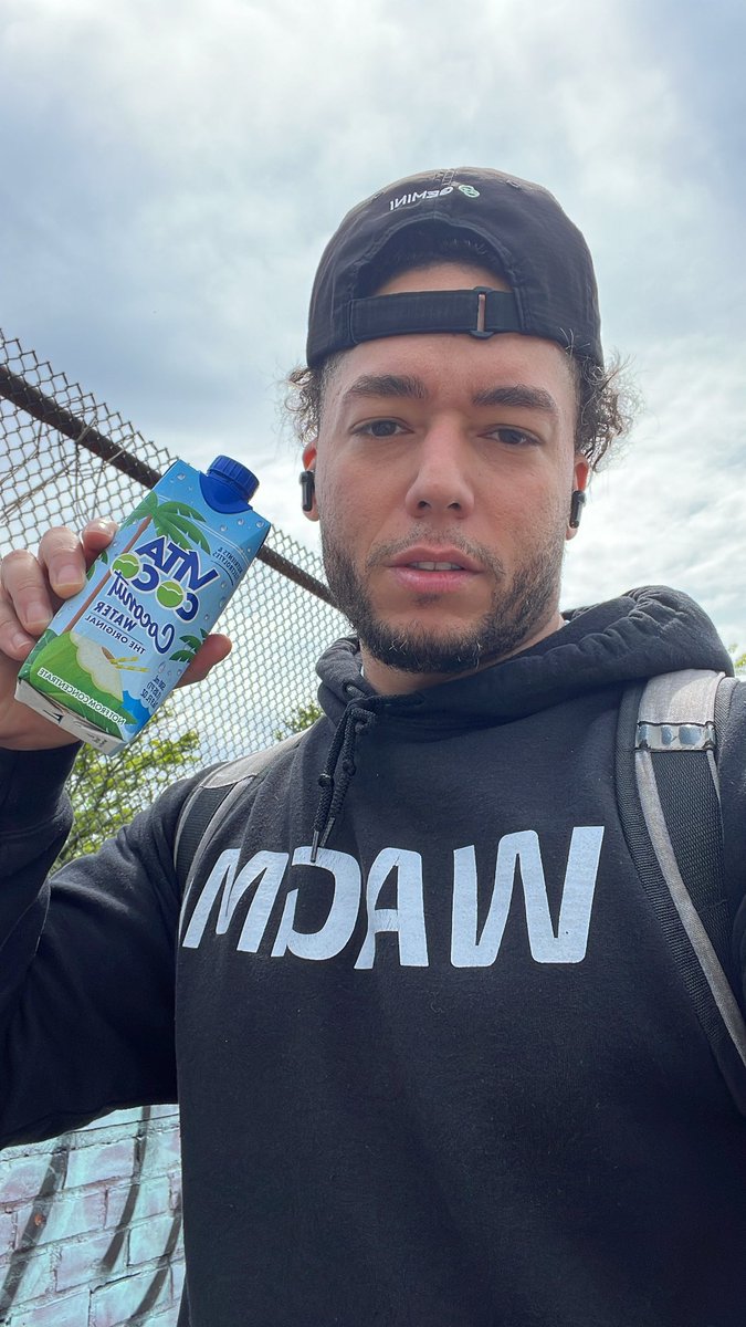 🥥 💦 Here is the best way to rehydrate post-gym when you’ve left it all on the floor and absolutely demolished it

Wen sponsorship @VitaCoco??
Wen sponsorship @Gemini ??
#wagmi