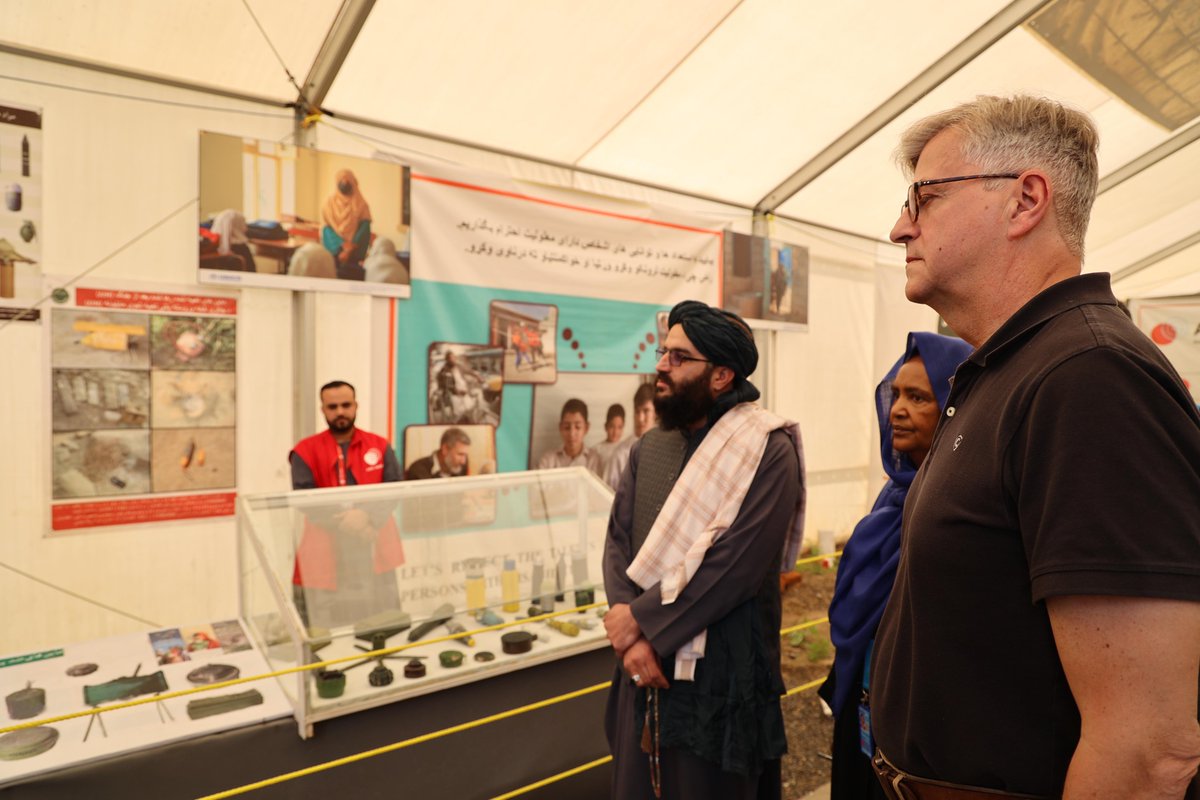 In Afghanistan, explosives kill or injure 2 people every day and 8 out of 10 casualties are children. During my visit, I had the pleasure to meet those working to mitigate and respond to this threat. @UNMAS & partners need support to carry out their life-saving humanitarian work.