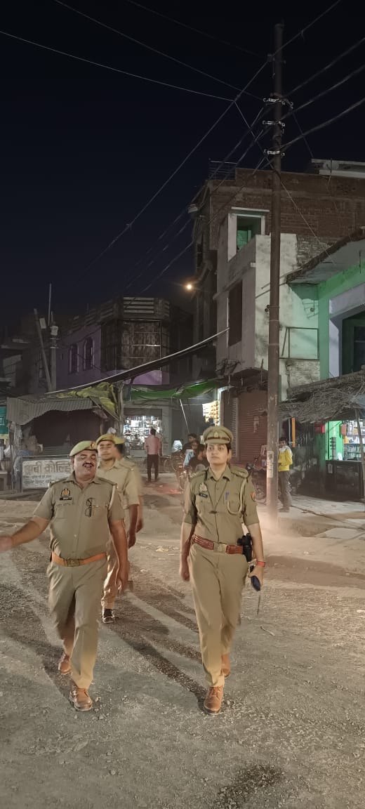 #Auraiya_Police 
#Footpatrolling
SPऔरैया @ipsCharuNigam के कुशल निर्देशन में लोकसभा चुनाव-2024 के दृष्टिगत जनपद में शांति एवं कानून व्यवस्था को सुदृढ़ बनाये रखने हेतु थाना कुदरकोट पुलिस टीम द्वारा थाना क्षेत्रांतर्गत पैदल गस्त किया गया व लोगों से संवाद कर उनको सुरक्षा के प्रति