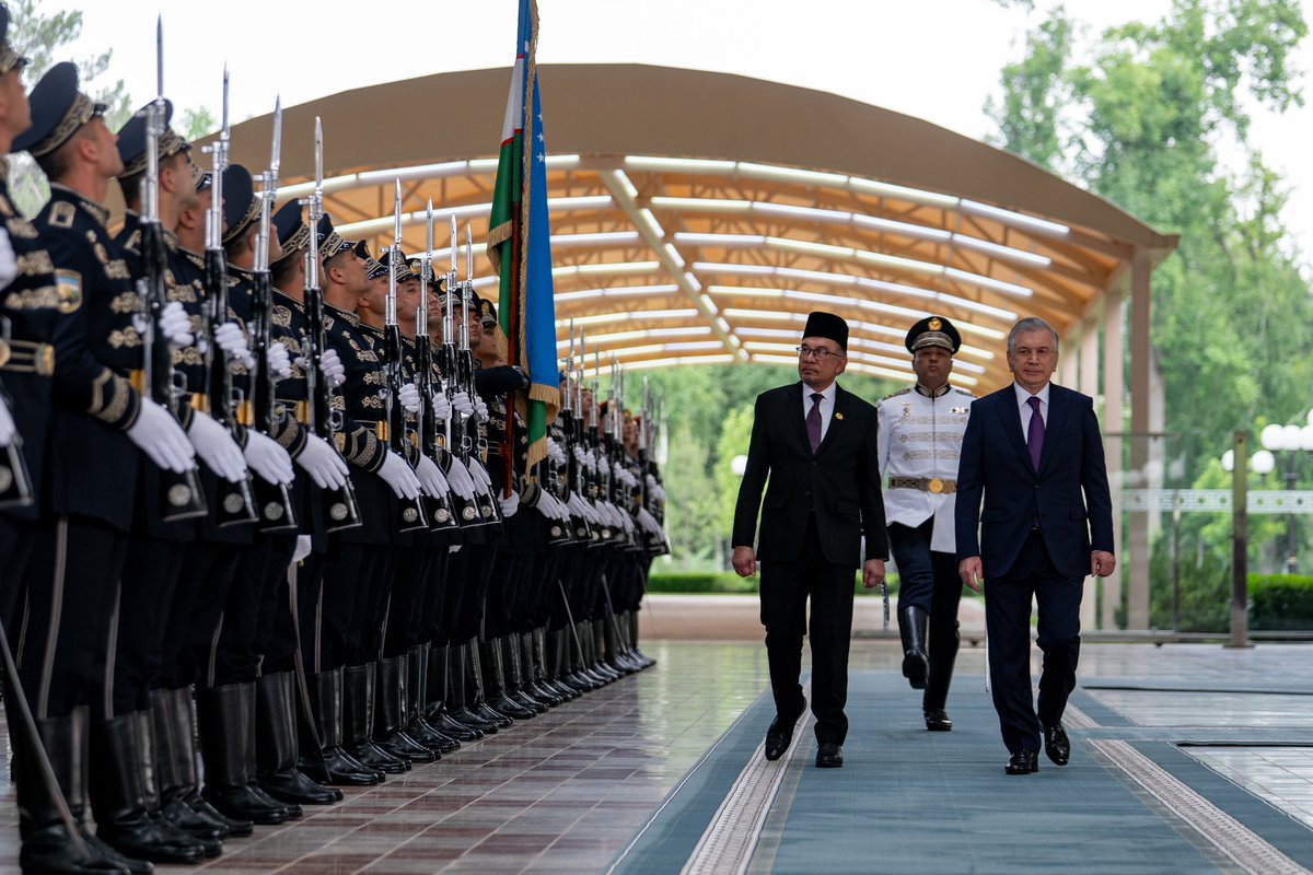 Saya dan delegasi Malaysia kemudian dibawa ke Istana Presiden Kuksaroy dan disambut dengan majlis sambutan rasmi oleh Presiden Uzbekistan, Shavkat Mirziyoyev.

Usai bersalaman, saya dan Presiden Shavkat memeriksa barisan kawalan kehormat, sebelum kami saling memperkenalkan