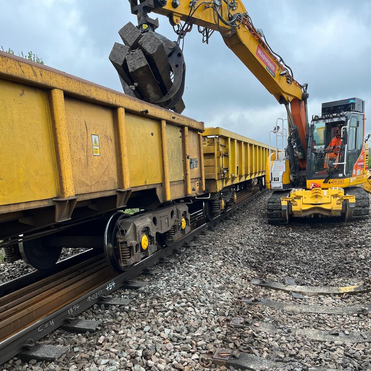 🚧 It’s the final day of the four-week upgrades taking place between Leeds and Huddersfield as part of #TRU. 🛤 Over the past month, a total of 3000m of new track has been installed, while work has been carried out on over 13,000m of cable as part of signalling upgrades. 🚆