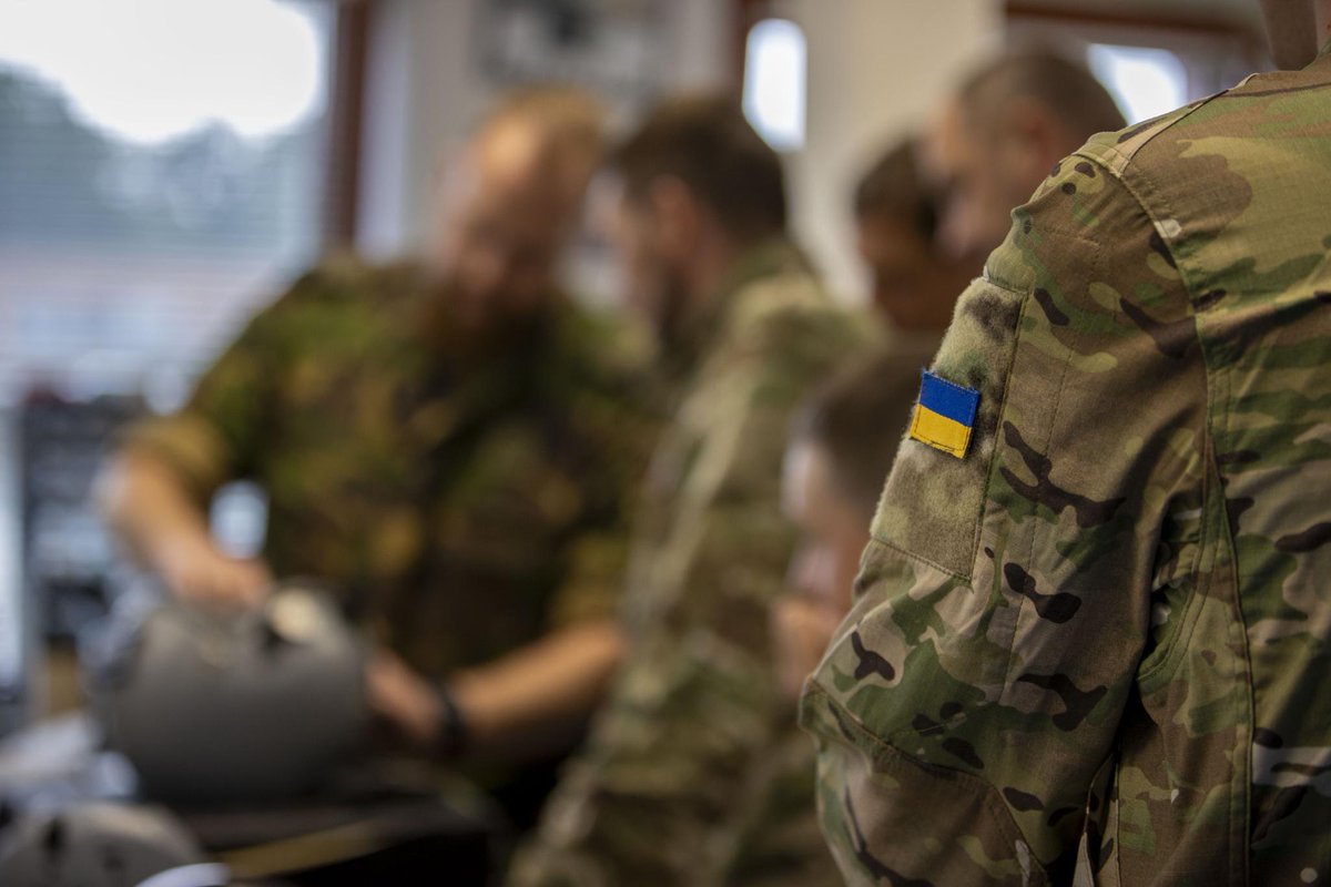 Op alle mogelijke manieren helpen wij Oekraine de strijd te winnen. Deze week trainden wij opnieuw een groep 🇺🇦 militairen in het onderhoud van F16 vliegveiligheidsuitrusting. 
Met nieuwe kennis en ongekende  motivatie gaan ze terug naar het front.
#ACC @VlbVolkel #UnitedWeStand
