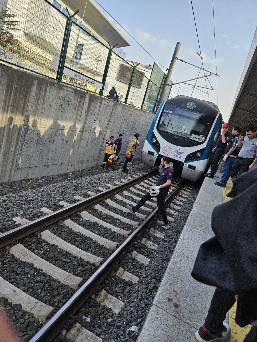 Marmaray Ayrılık Çeşmesi durağında bir kişi, raylara atlayarak intihar etti.